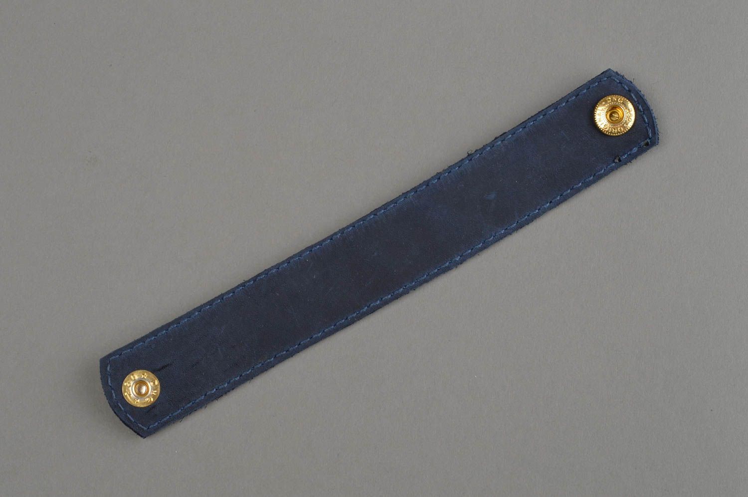 Originelles breites dunkelblaues Designer Leder Armband mit Sternen handmade foto 9