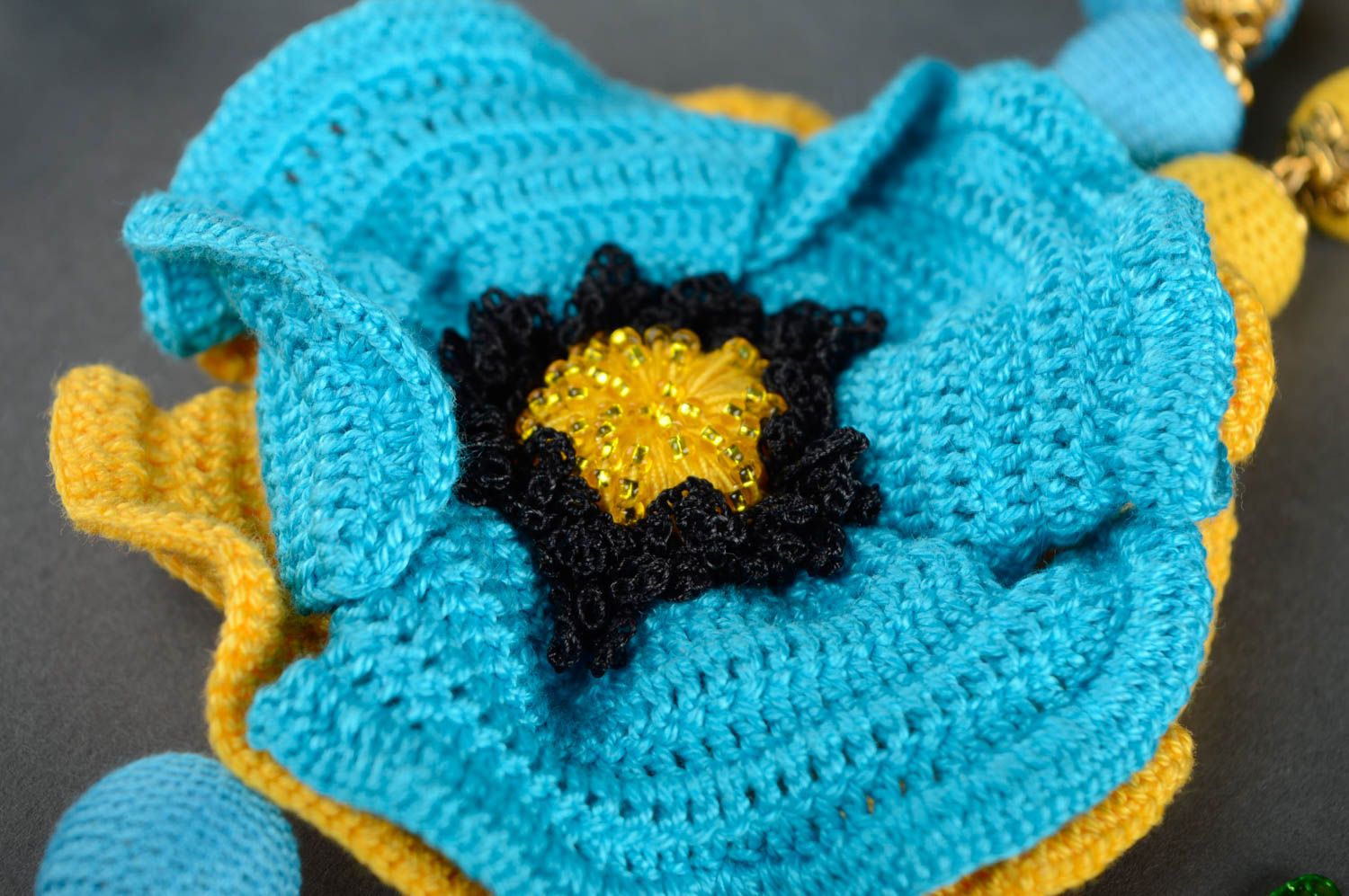 Collier tricoté au crochet avec fleur bleu et jaune fait main pour femme photo 4