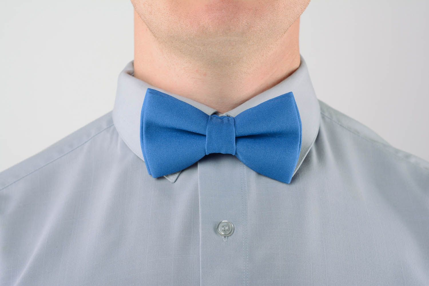 Gravata borboleta azul clara costurada à mão de gabardine foto 1