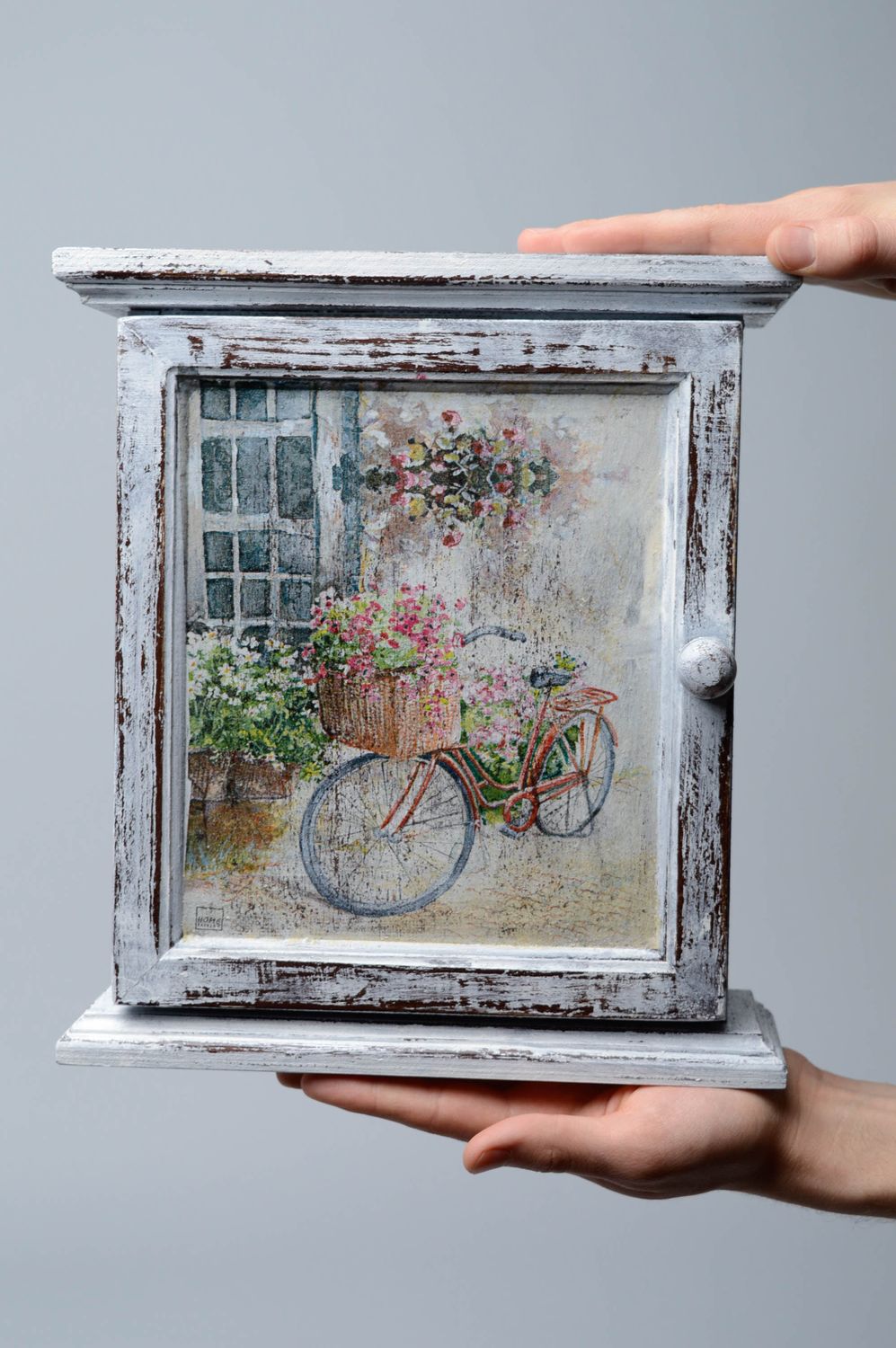 Wall key holder in French Provence style photo 5