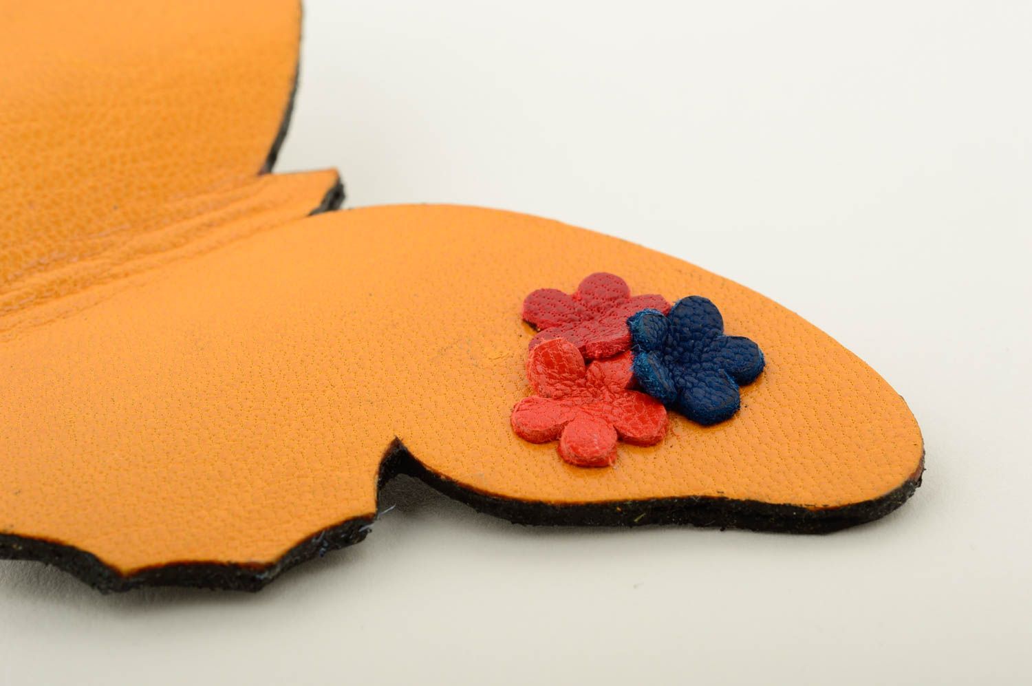Broche orange faite main Bijou en cuir papillon et fleurs Cadeau femme photo 5