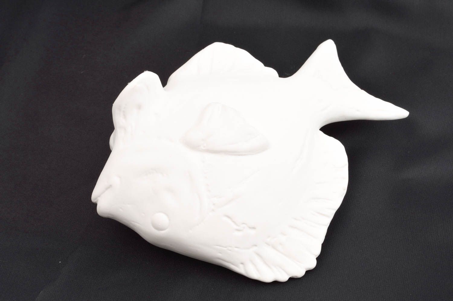 Figura de pez blanca figura hecha a mano de yeso elemento decorativo para casa
 foto 3