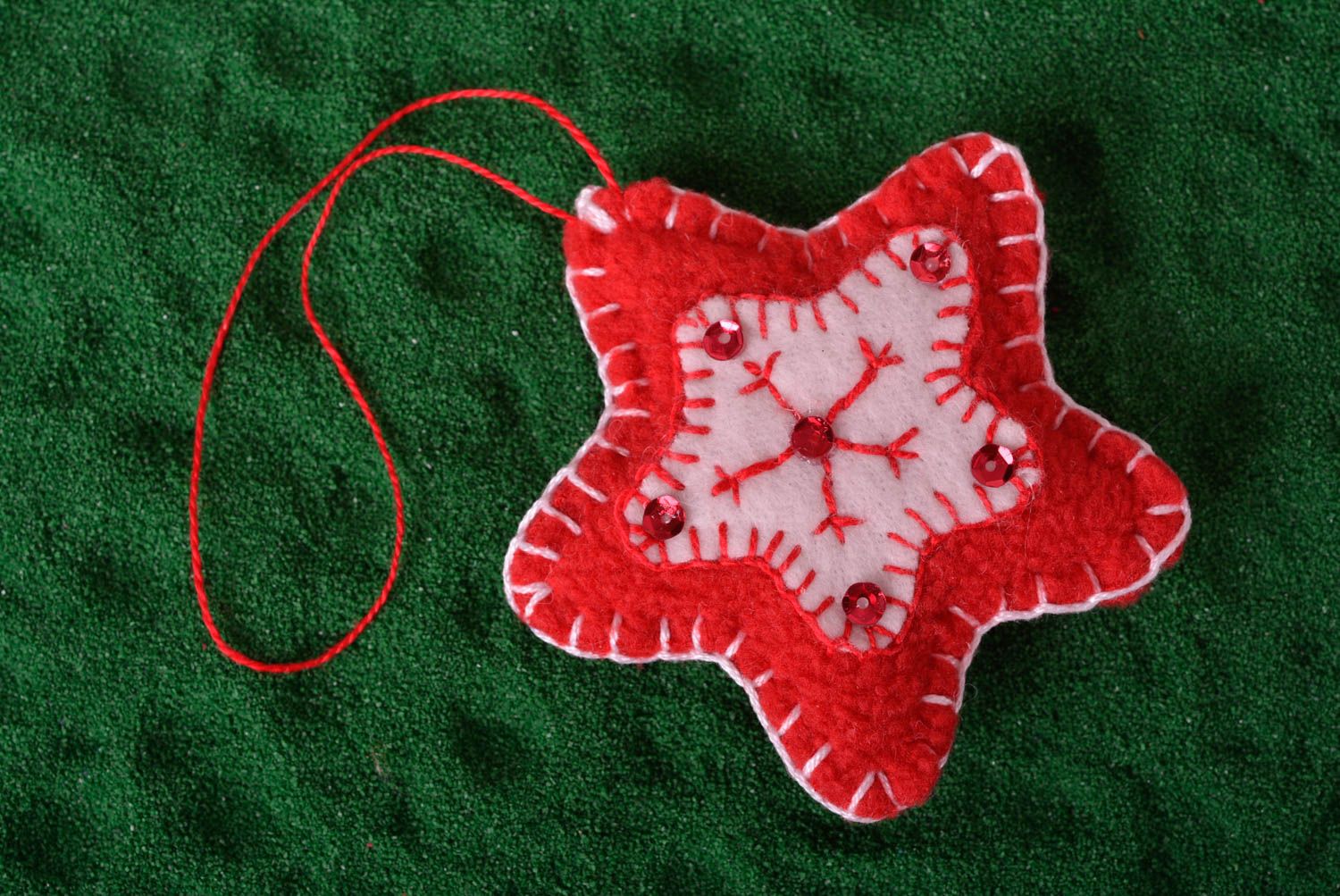 Новогоднее украшение из фетра ручной работы елочное украшение новогодяя игрушка фото 1