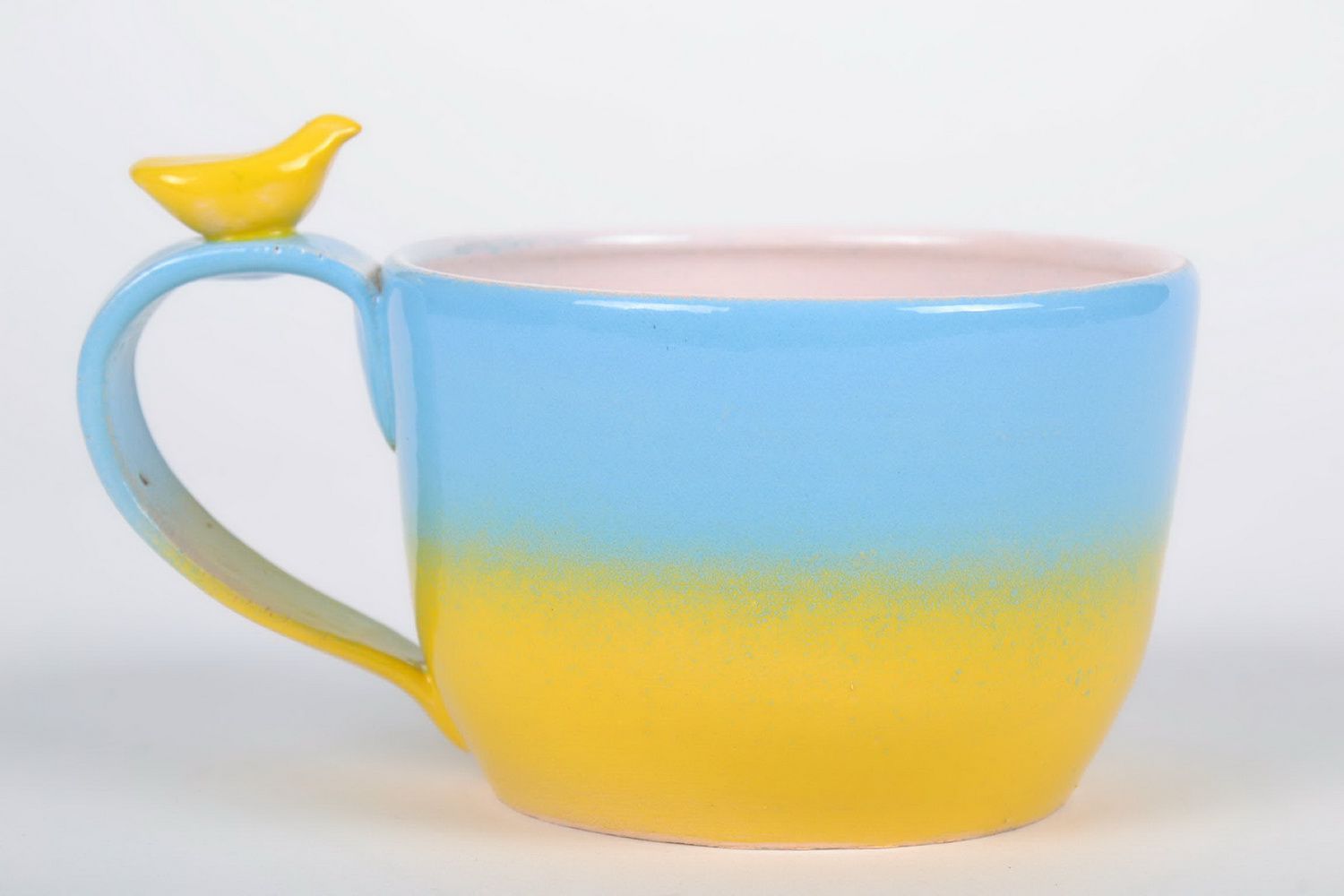 Желто-голубая чашка из глины с птичкой ручной работы фото 2