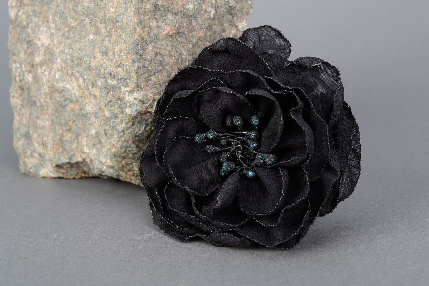 Broche de tecido Flor preta foto 1