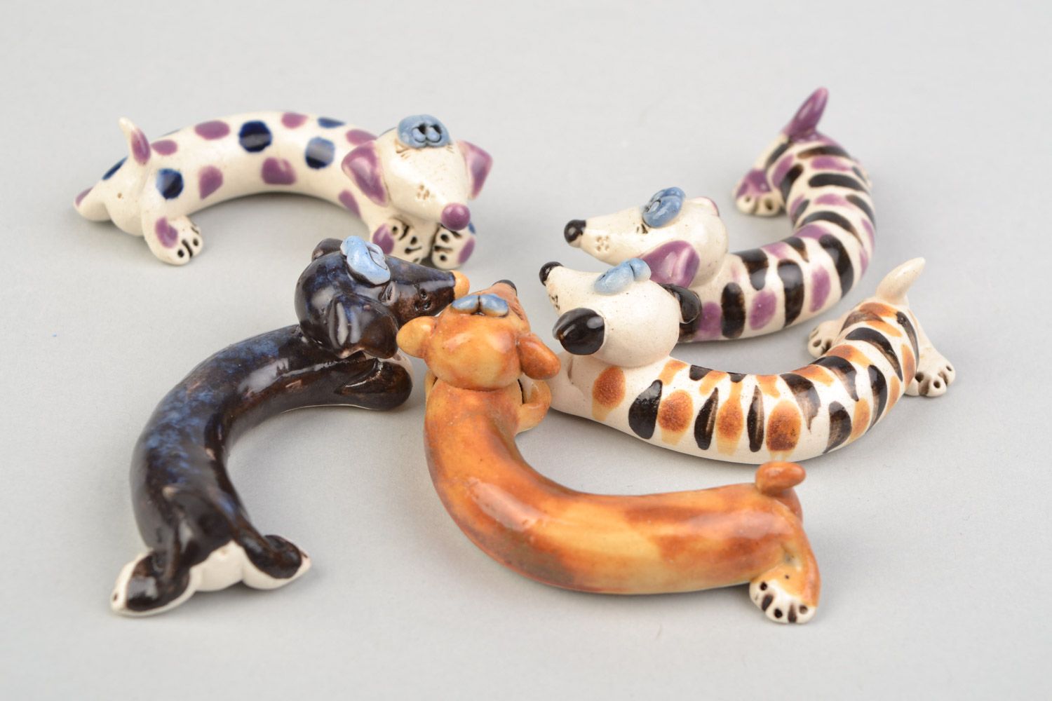Ensemble de figurines teckels multicolores en argile fait main 5 pièces photo 4