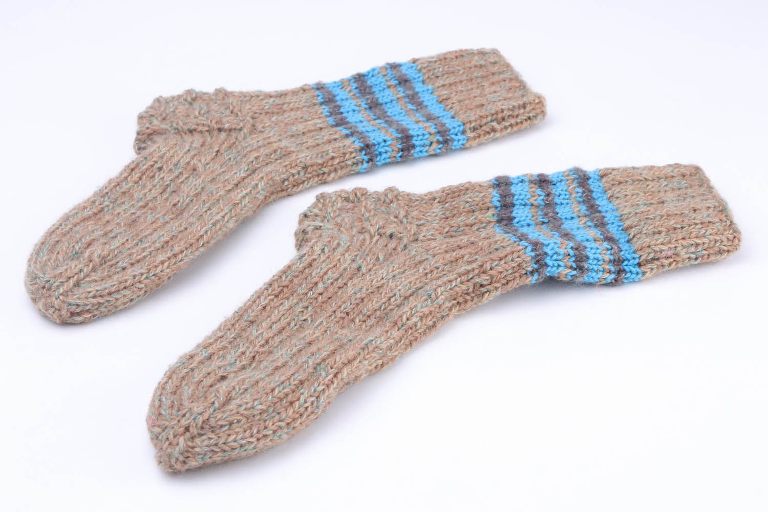 Вязаные носки с голубыми полосками фото 4