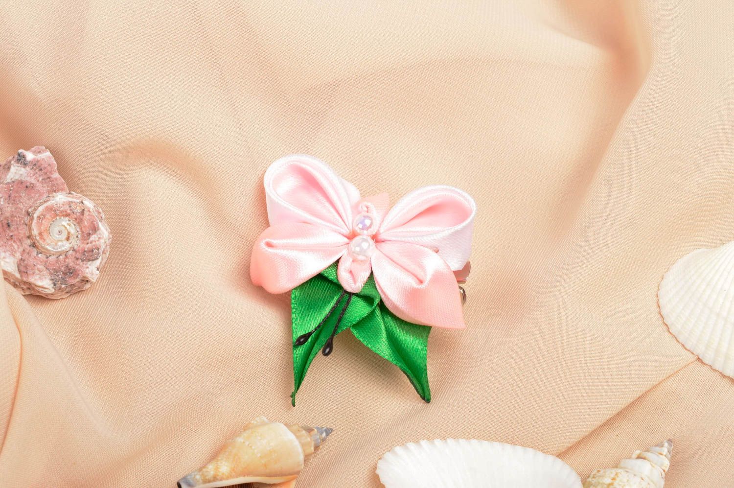 Нарядное украшение ручной работы розовая заколка с цветком аксессуар для волос фото 1