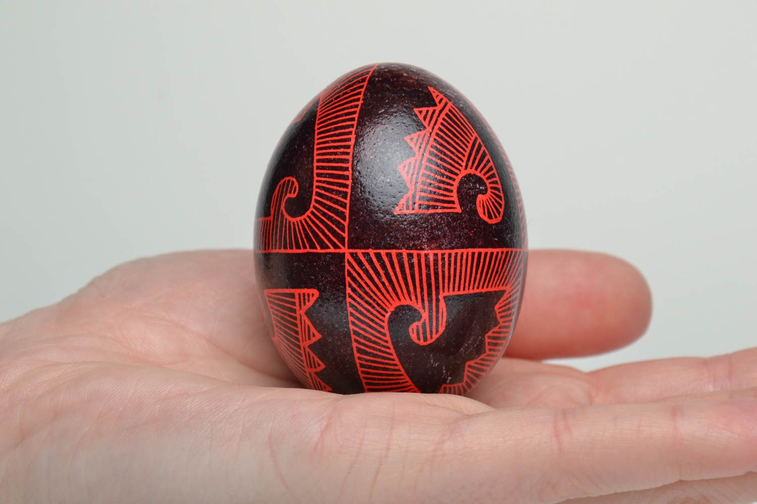 Oeuf de Pâques peint à l'aniline noir et rouge fait main pysanka traditionnelle photo 5