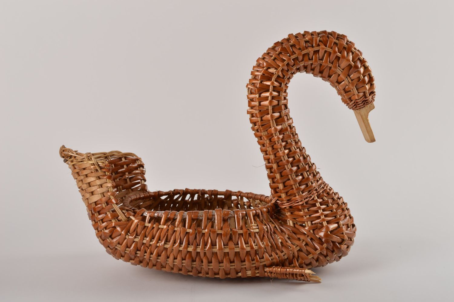 Straw decorative brown basket vase in the shape of a swan 14 inches 0,7 lb photo 2