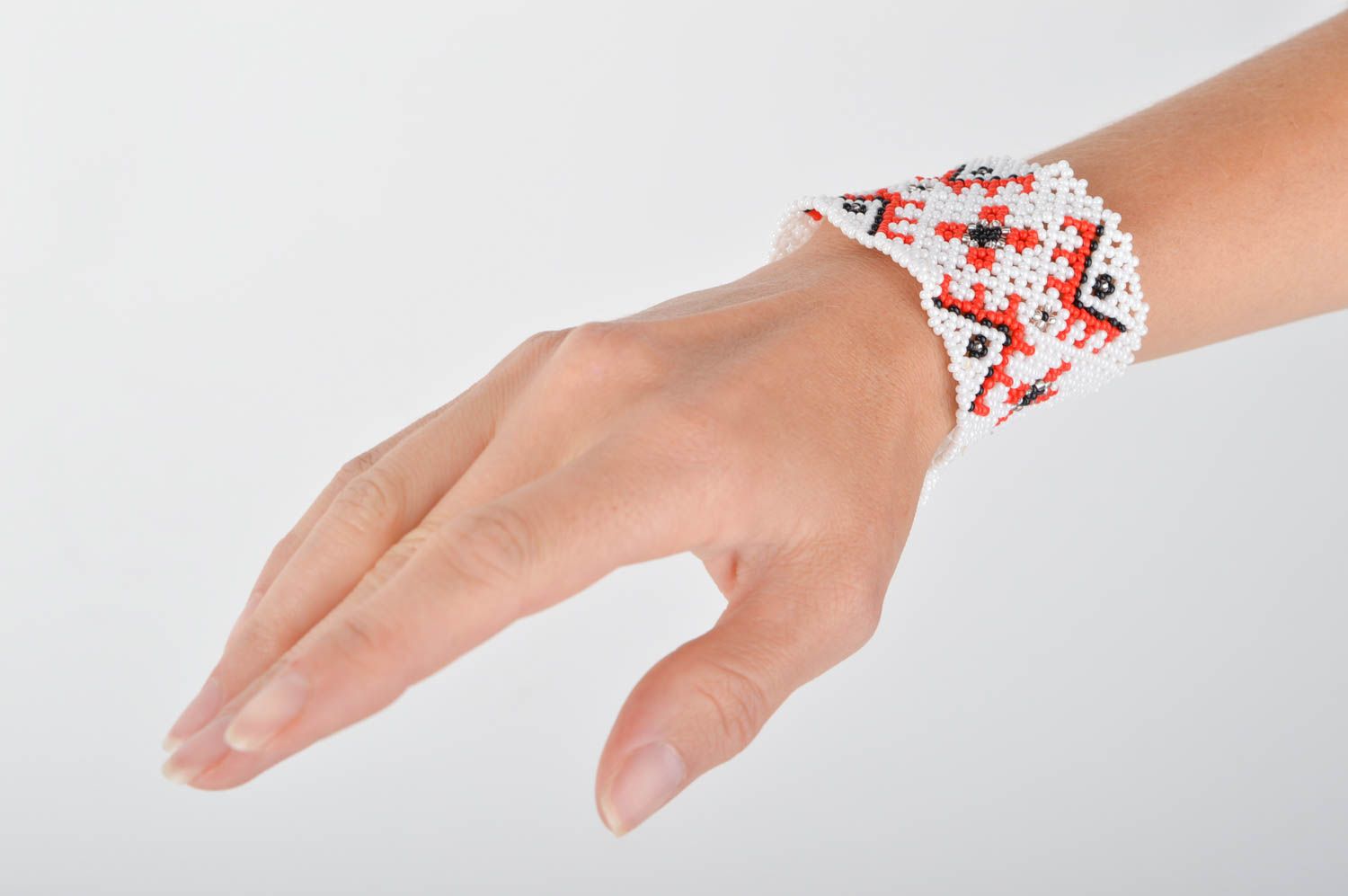 Handmade Glasperlen Armband mit Stickerei Designer Schmuck Frauen Accessoire   foto 2