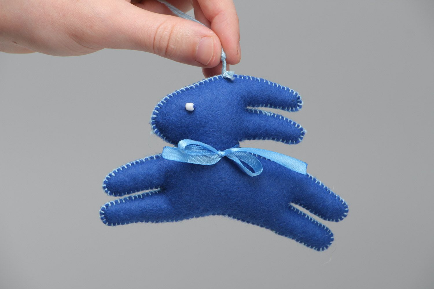 Синяя игрушка для интерьера из фетра мягкая в виде зайчика ручной работы фото 5
