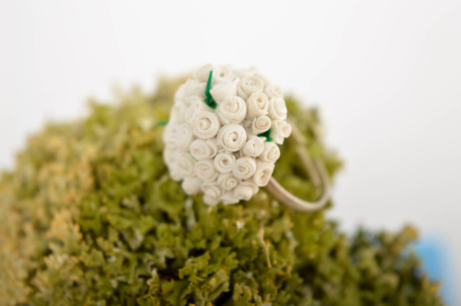 Bague fantaisie fleurs blanches Bijou fait main pâte polymère Accessoire femme photo 1