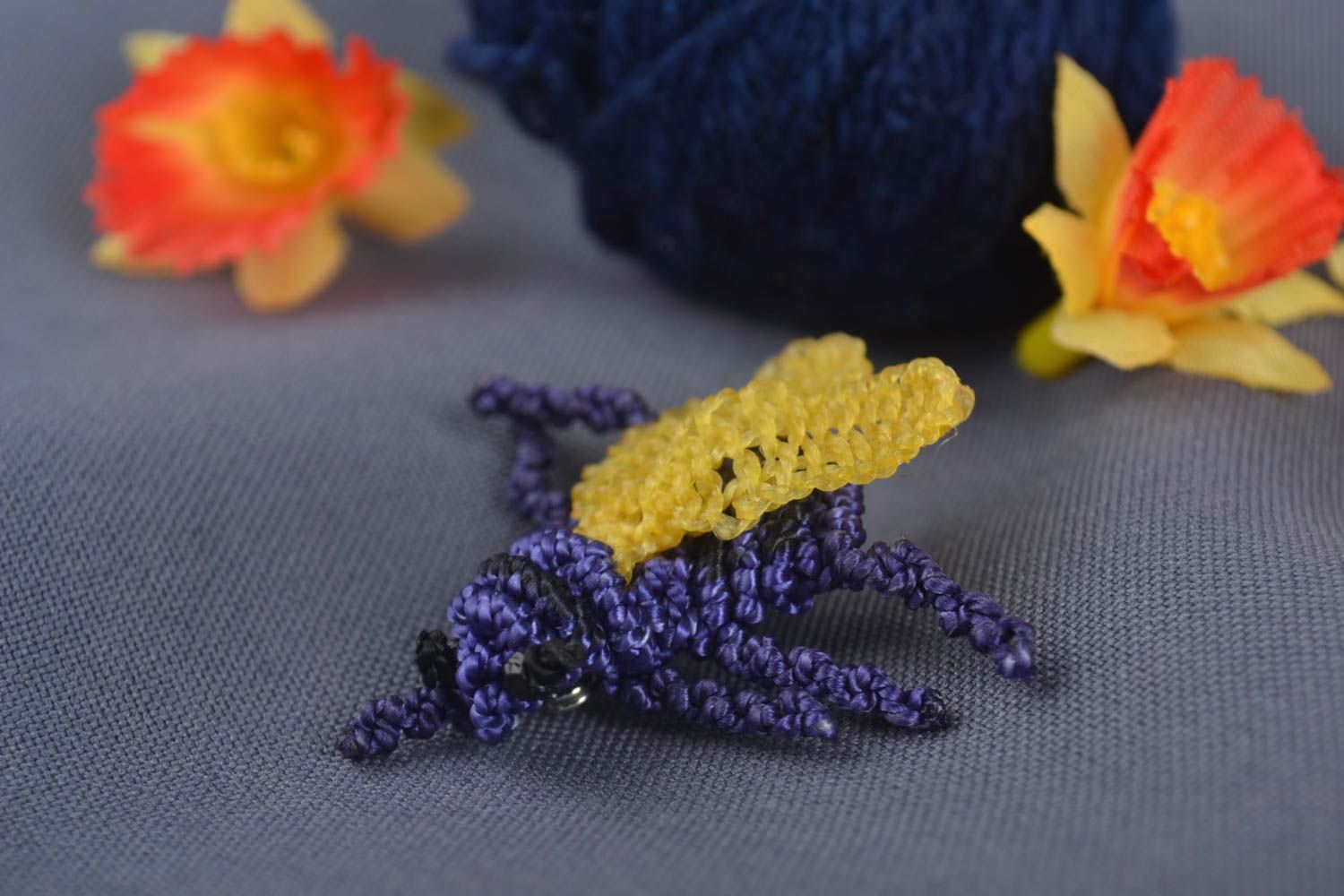 Брошь животное ручной работы плетеная брошь украшение ручной работы муха синяя фото 1