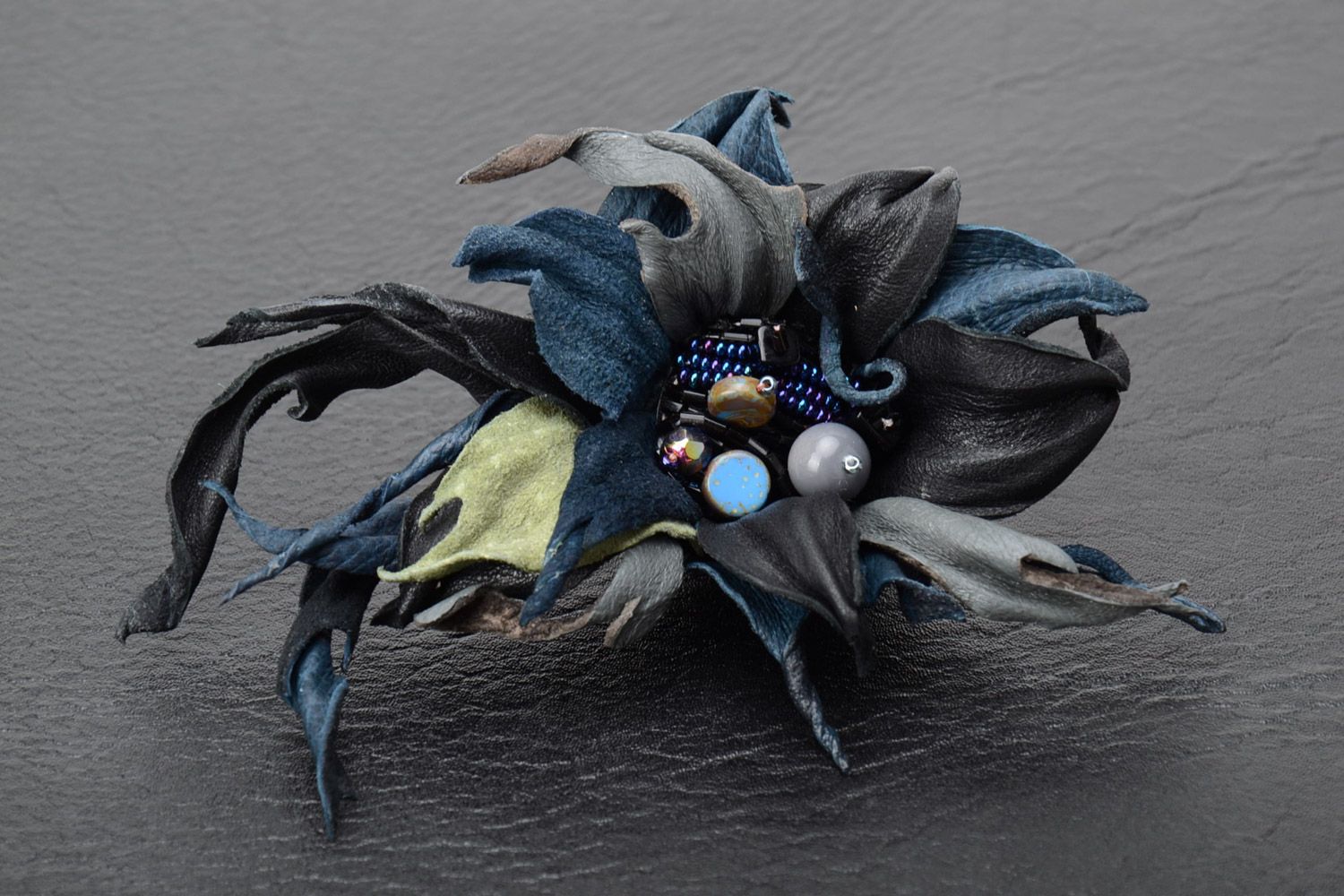 Handmade schwarze Brosche aus Leder in Form der Blume mit Glasperlen und Natursteinen  foto 1