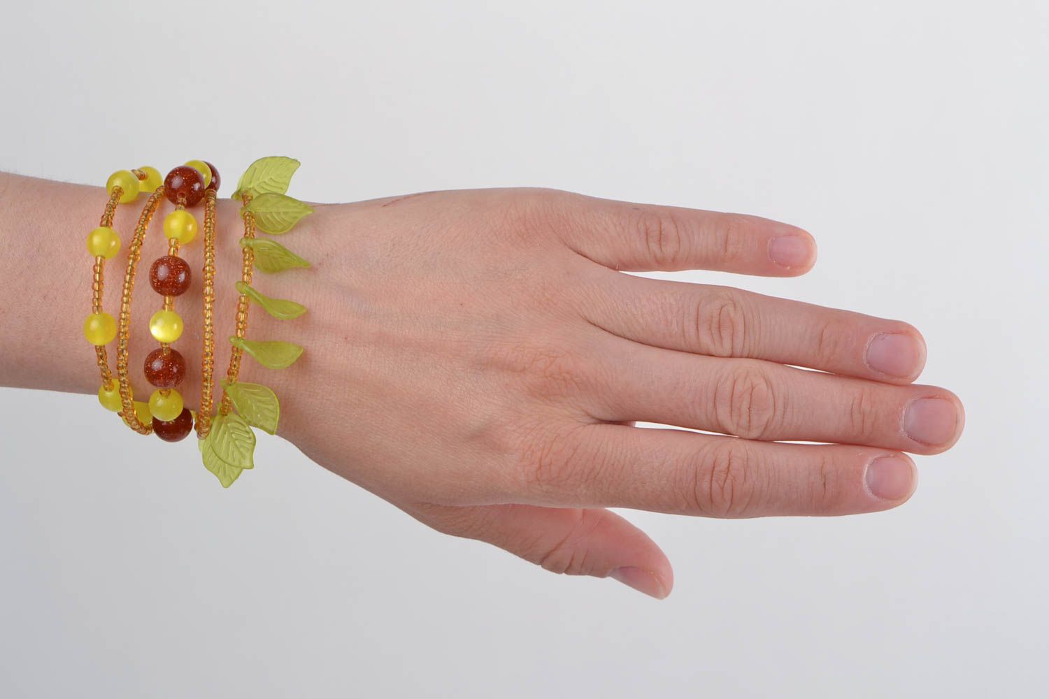 Schönes Armband aus Glasperlen mit Blättern Sommer Schmuck für aufffallende Dame foto 2