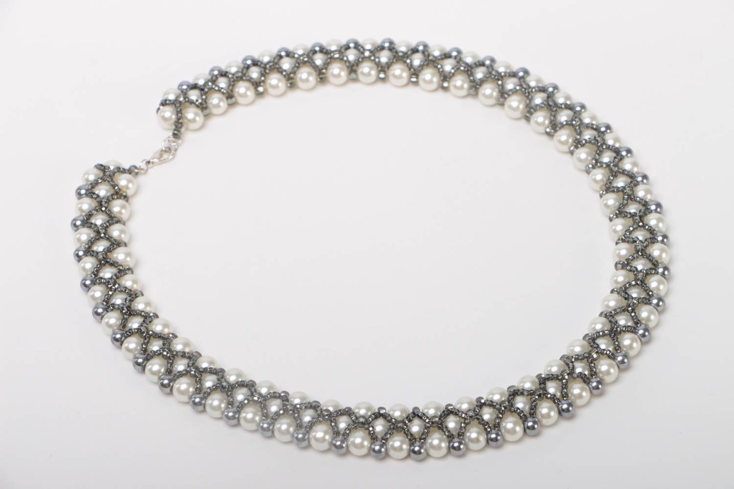 Joli collier en perles de rocaille et perles fantaisie fait main gris blanc photo 2