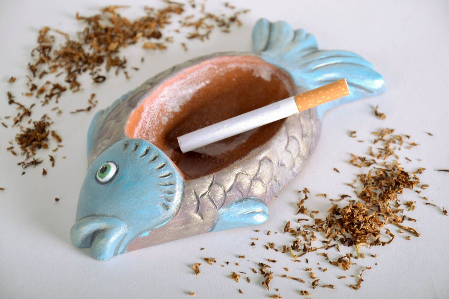 Cinzeiro de cerâmica artesanal em forma de um peixinho decoração do interior foto 1