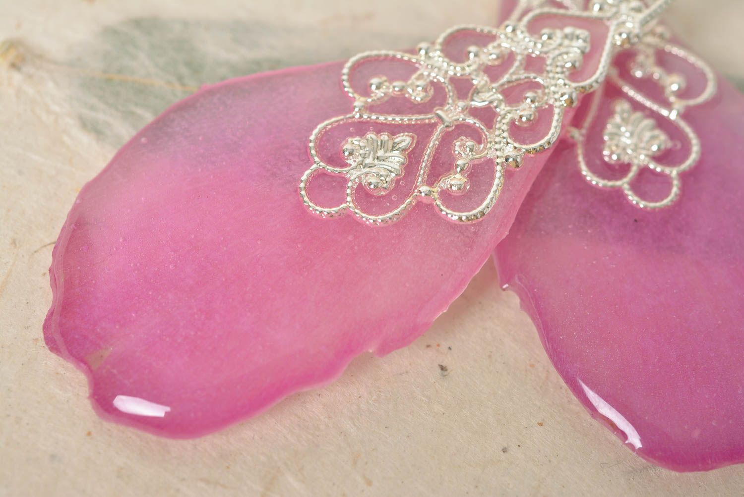 Pendientes originales rosados con flores secas en resina epoxi hechos a mano foto 4