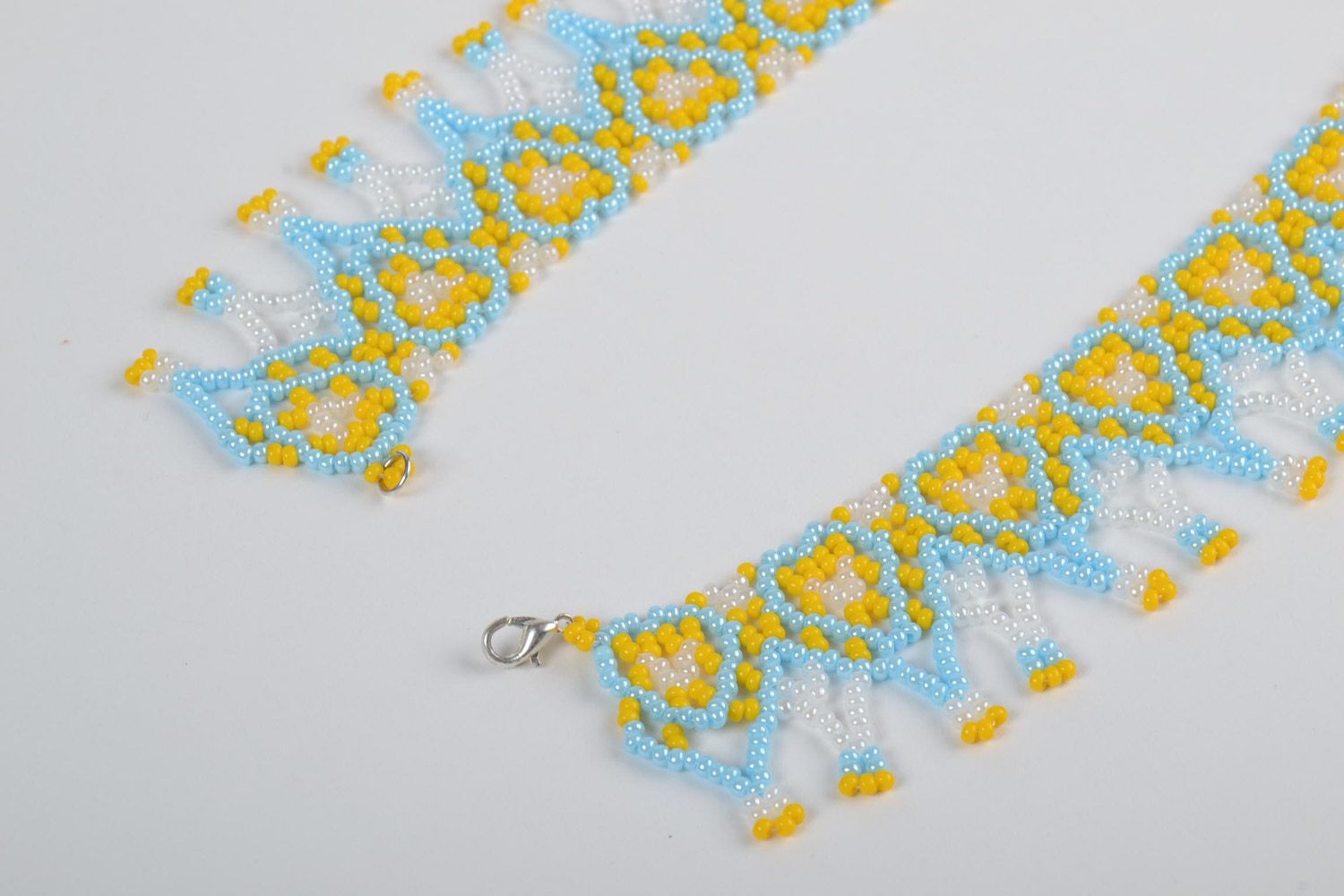 Künstlerisches handgemachtes Collier aus Glasperlen in Gelb Blau und Weiß  foto 3