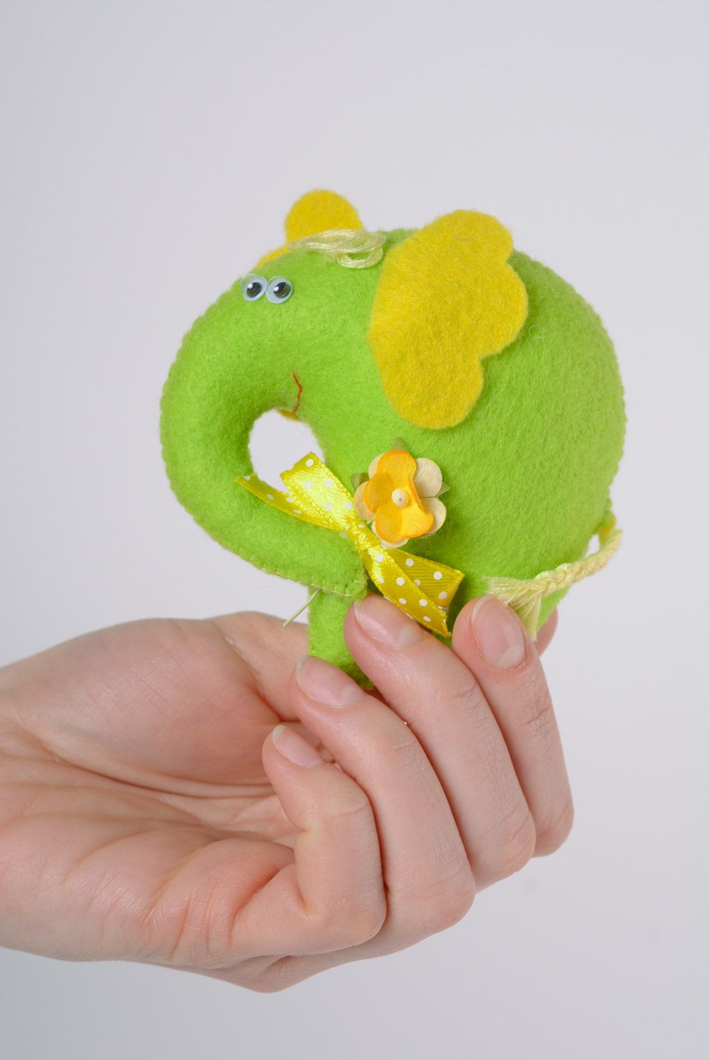 Petite peluche en feutre verte en forme d'éléphant avec fleur faite main photo 3