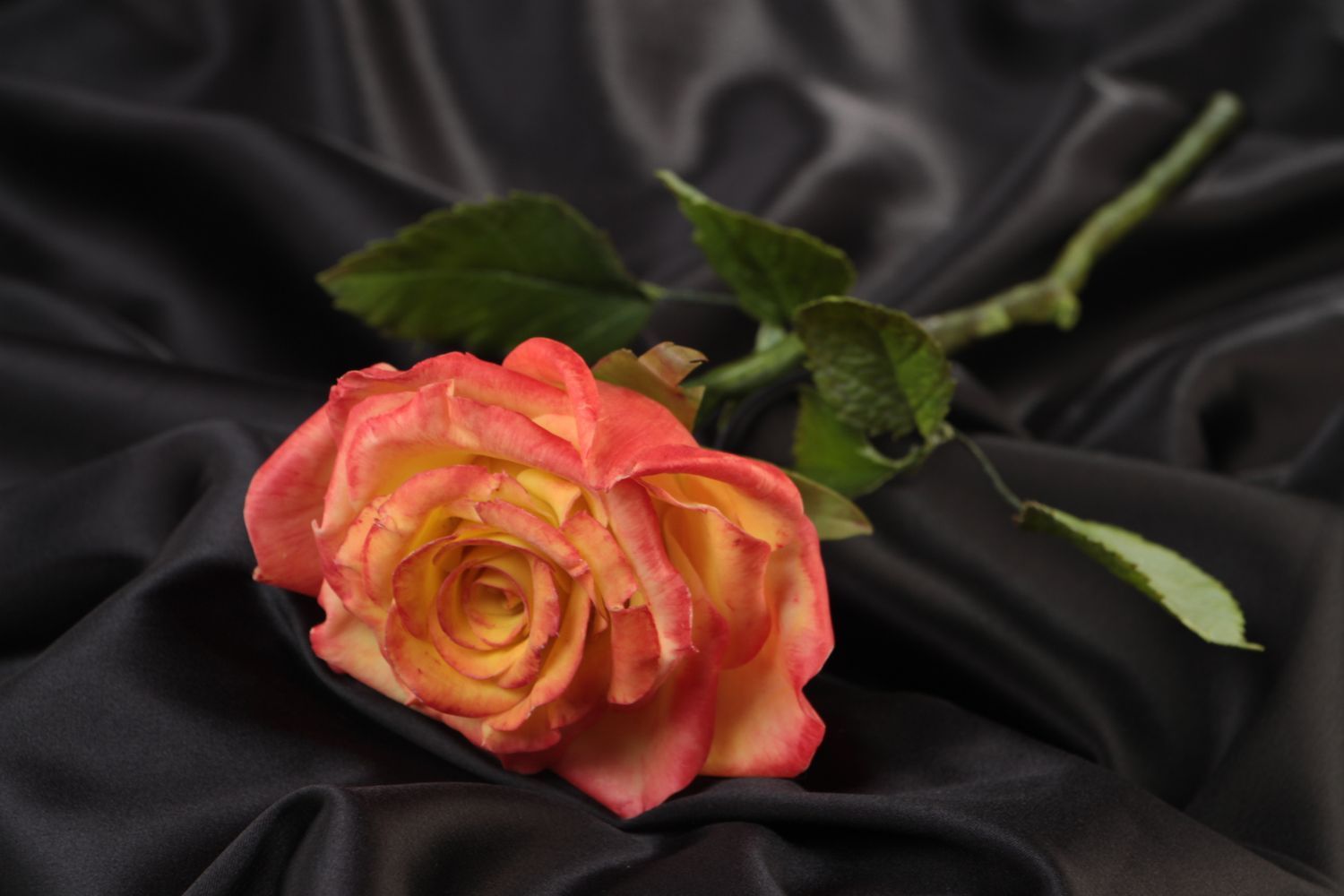 Flor artificial decorativa de arcilla polimérica pintada amarilla y rosada Rosa foto 1