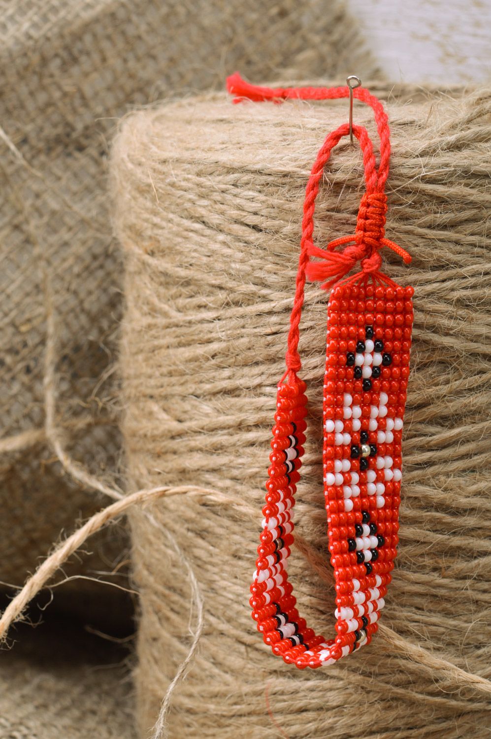 Красный браслет на руку из бисера на завязках с белым цветком ручной работы фото 5