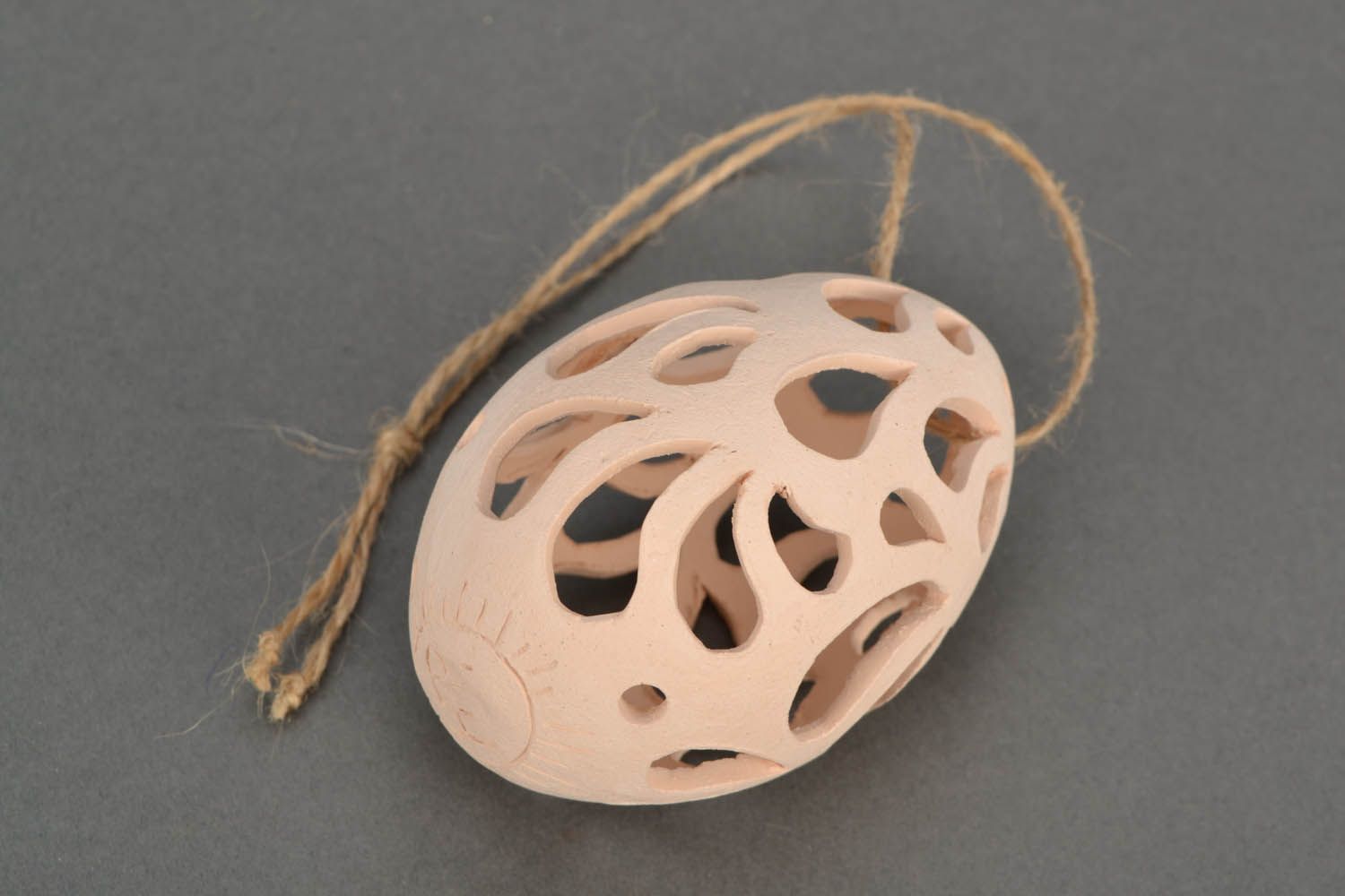Ovo-pingente feito à mão de argila para decoração do interior foto 3