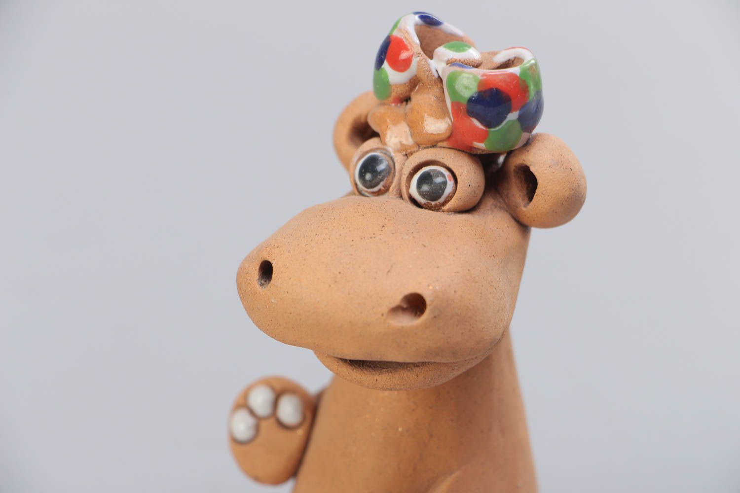 Figura de arcilla decorativa artesanal pintada con forma de hipopótamo foto 3