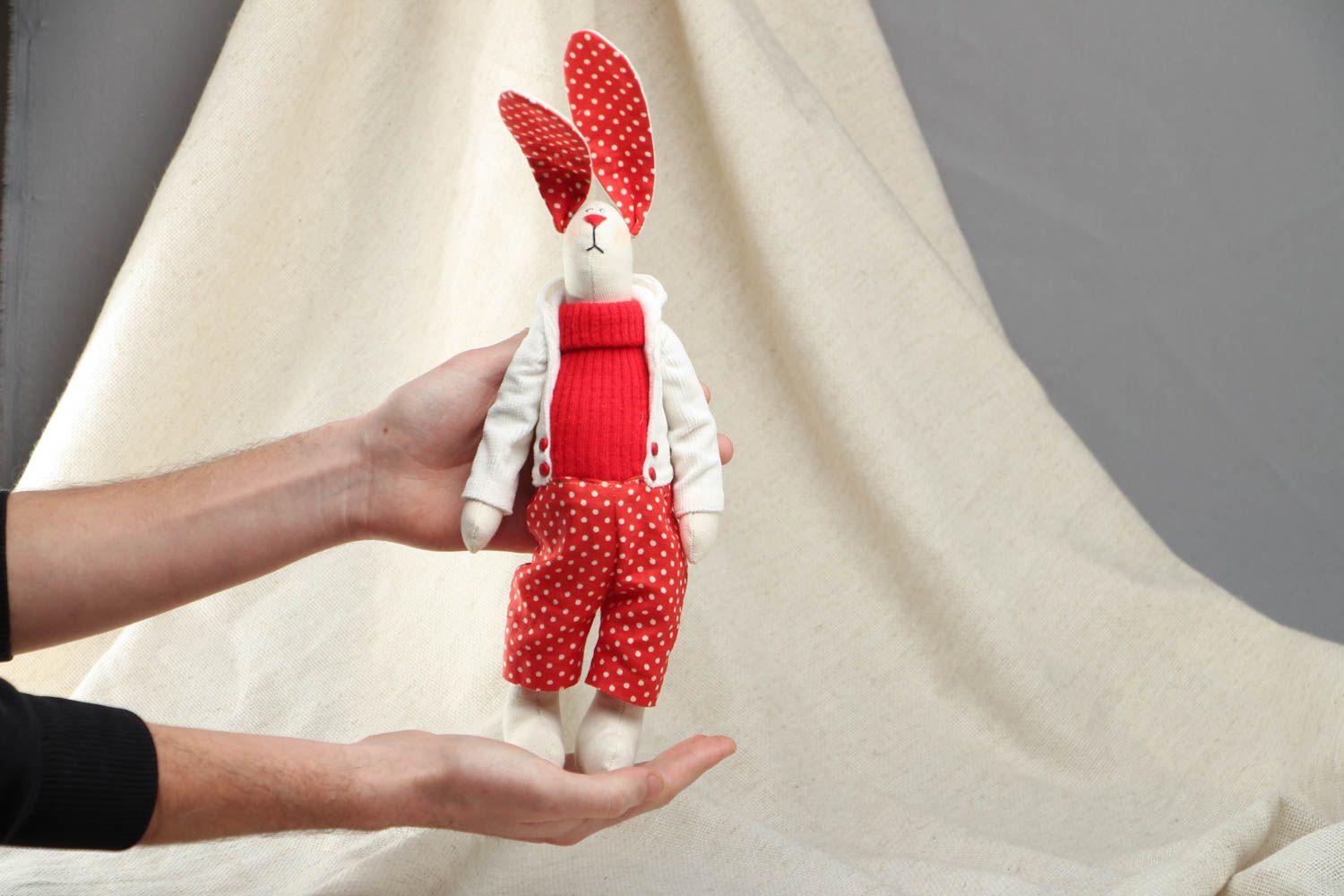 Brinquedo de tecido em forma de um coelhinho foto 4