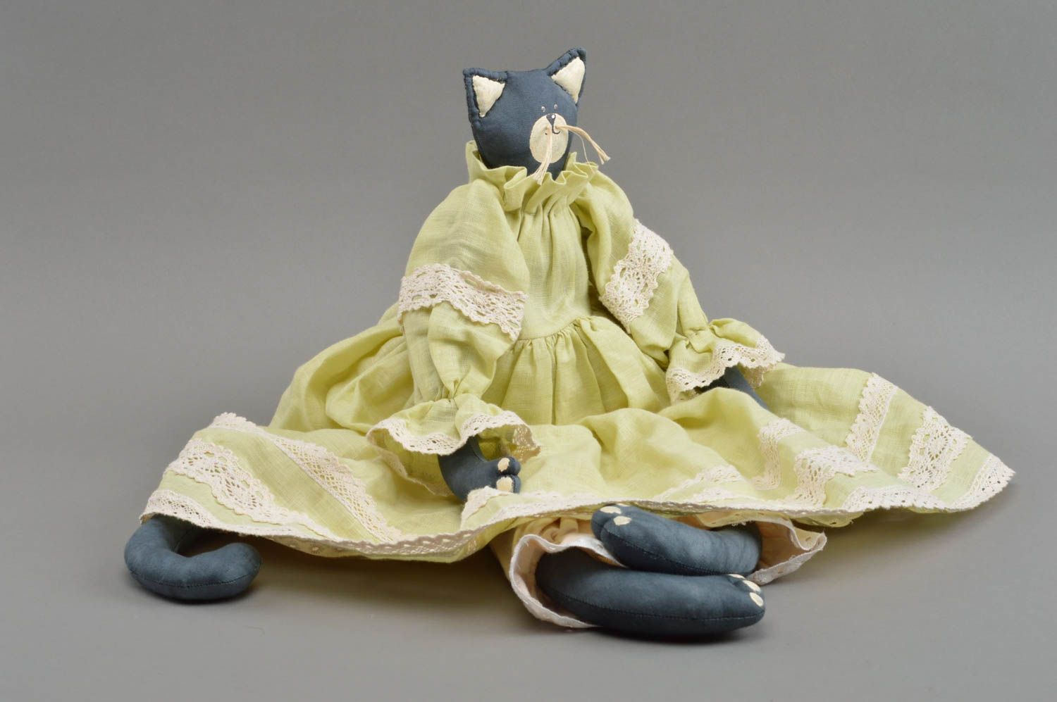 Juguete artesanal de tela peluche para niños regalo original gata con vestido foto 4