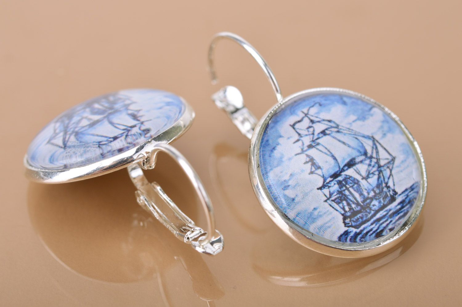 Runde kleine blaue handmade Ohrringe mit einem Print unter Glas im Marine Stil  foto 4
