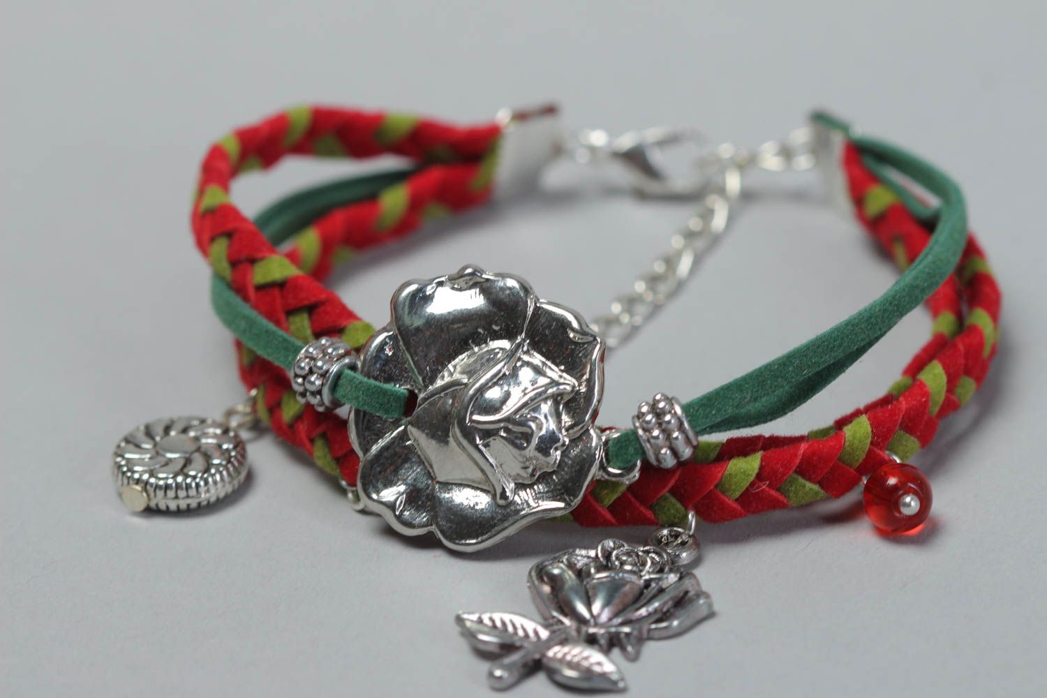 Bracelet en cuir tressé fin vert-rouge avec perle fantaisie fait main pour femme photo 3