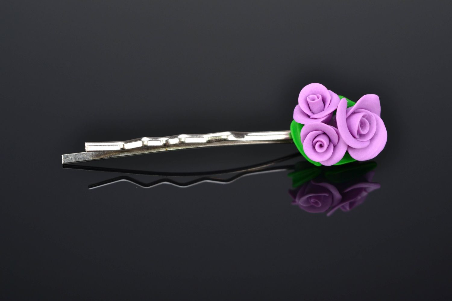 Красивая невидимка для волос сделанная из полимерной глины Фиолетовые розы фото 1