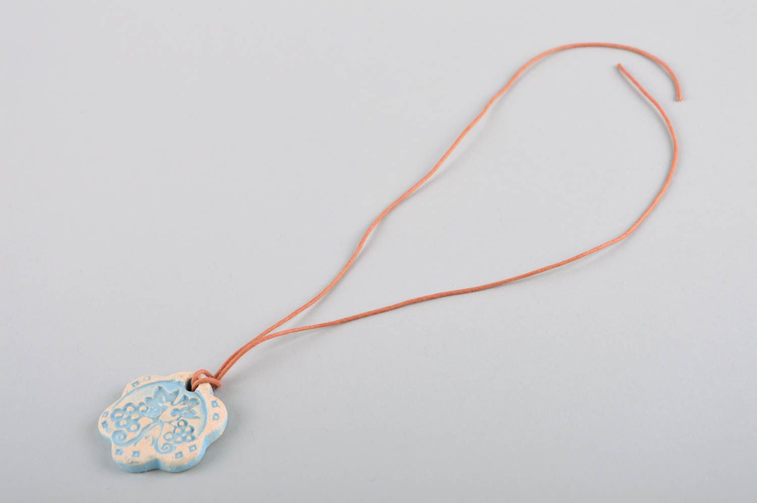 Керамическое украшение кулон ручной работы кулон подвеска в виде цветка с узором фото 1