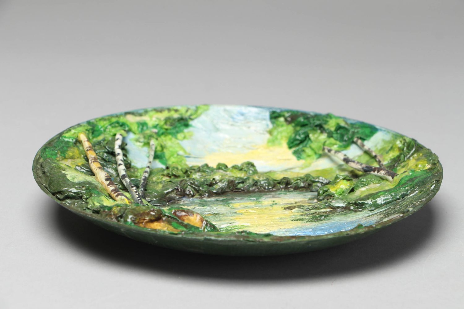 Тарелка в технике папье маше пейзаж акриловыми красками фото 3