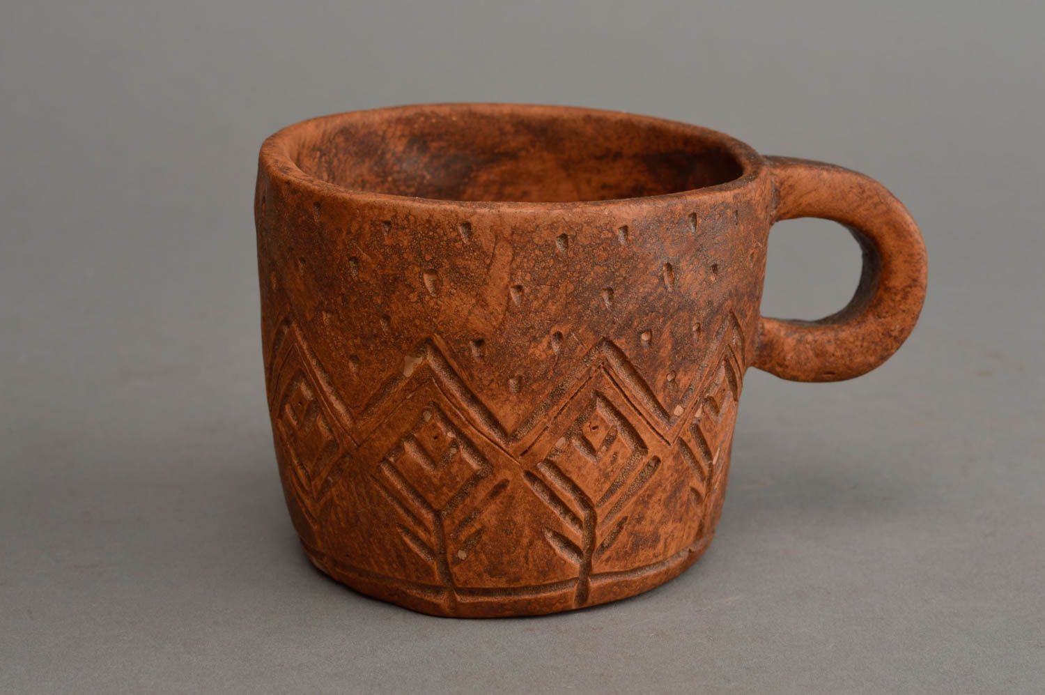 Tasse marron en terre cuite à motif faite main écologique originale poterie photo 2