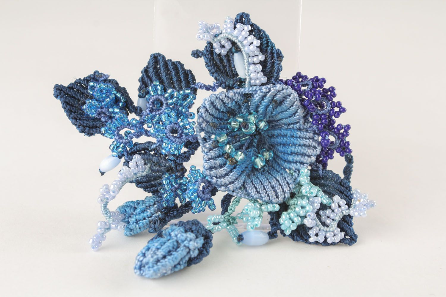 Голубая брошь в технике макраме Цветок фото 3