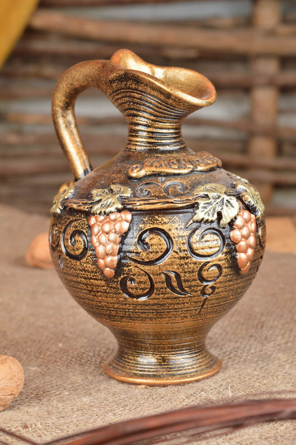 60 oz ceramic wine decanter amphora with molded grape design in gold color 1,3 lb photo 1