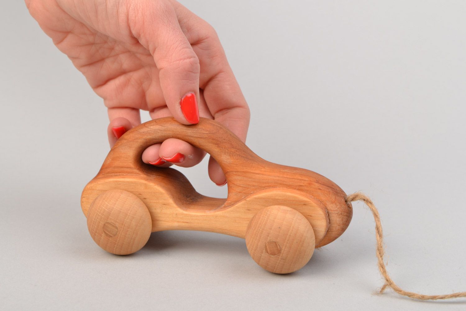 Игрушка машинка каталка деревянная ручной работы пропитанная льняным маслом  фото 2