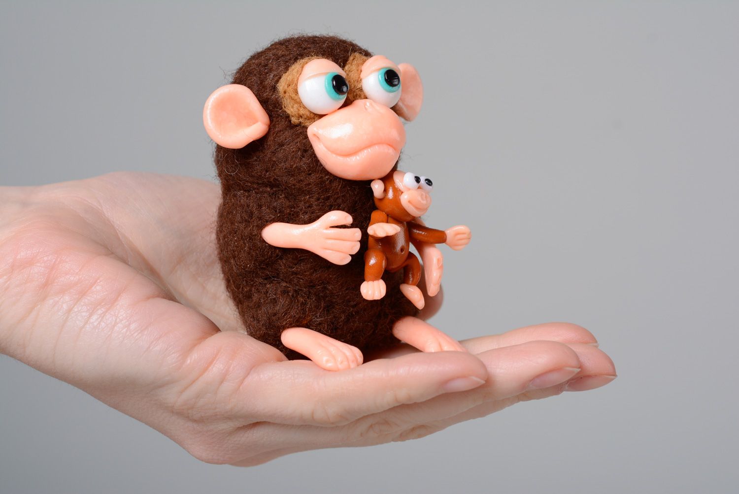 Карманная игрушка из шерсти в виде обезьянки в технике сухого валяния фото 5