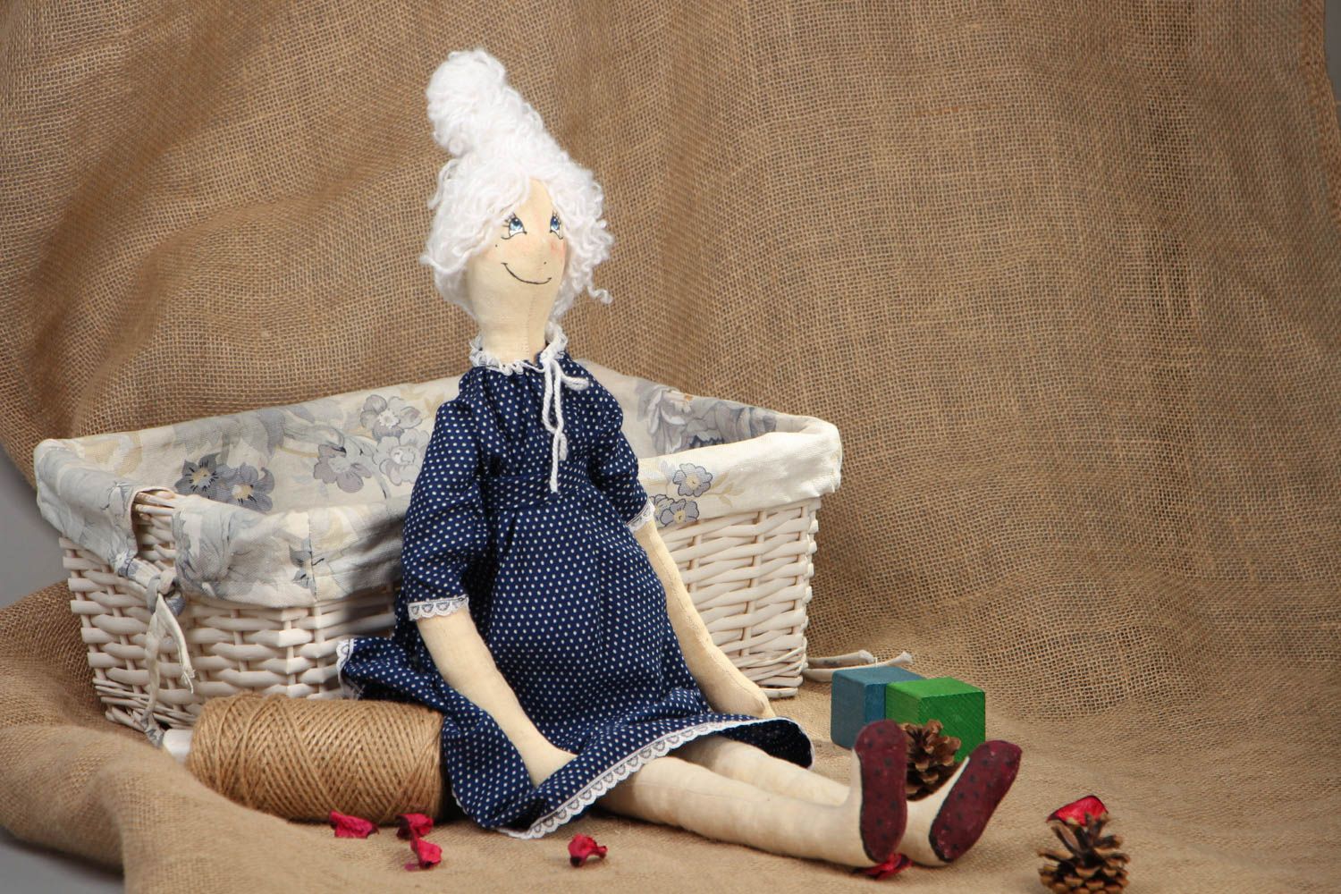 Симпатичная дизайнерская кукла из ткани фото 5