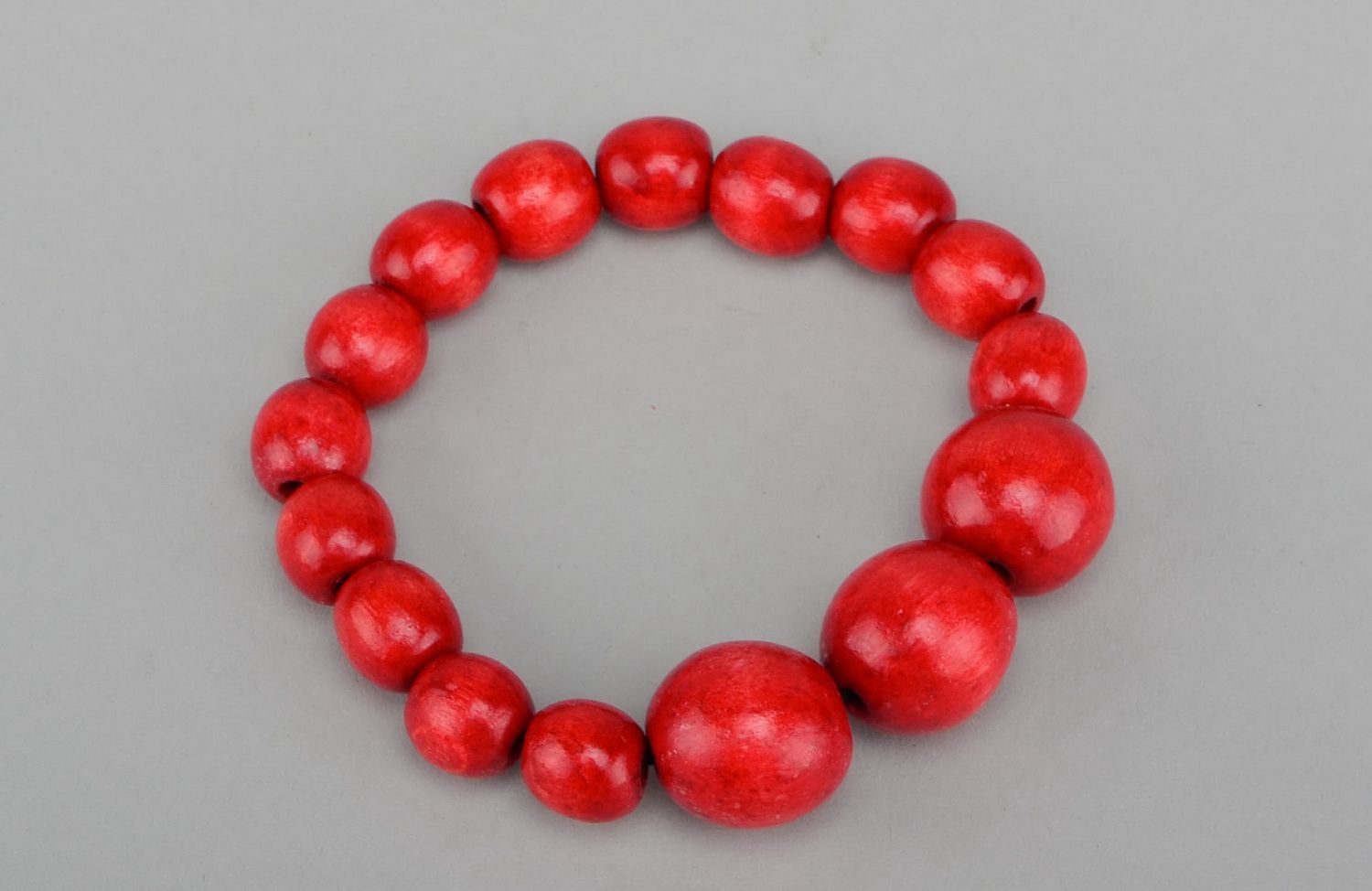 Bracelet fait main en perles en bois rouges photo 3