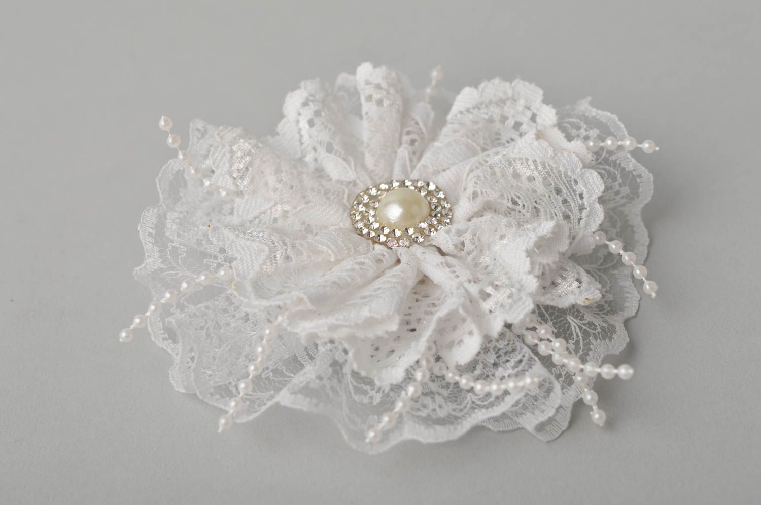 Broche blanche faite main Accessoire femme avec perle fantaisie Petit cadeau photo 2