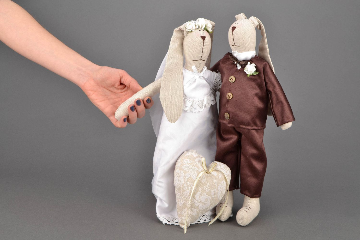 Handmade Textil Kuscheltiere Hochzeit in Form von neuvermählten Hasen  foto 2
