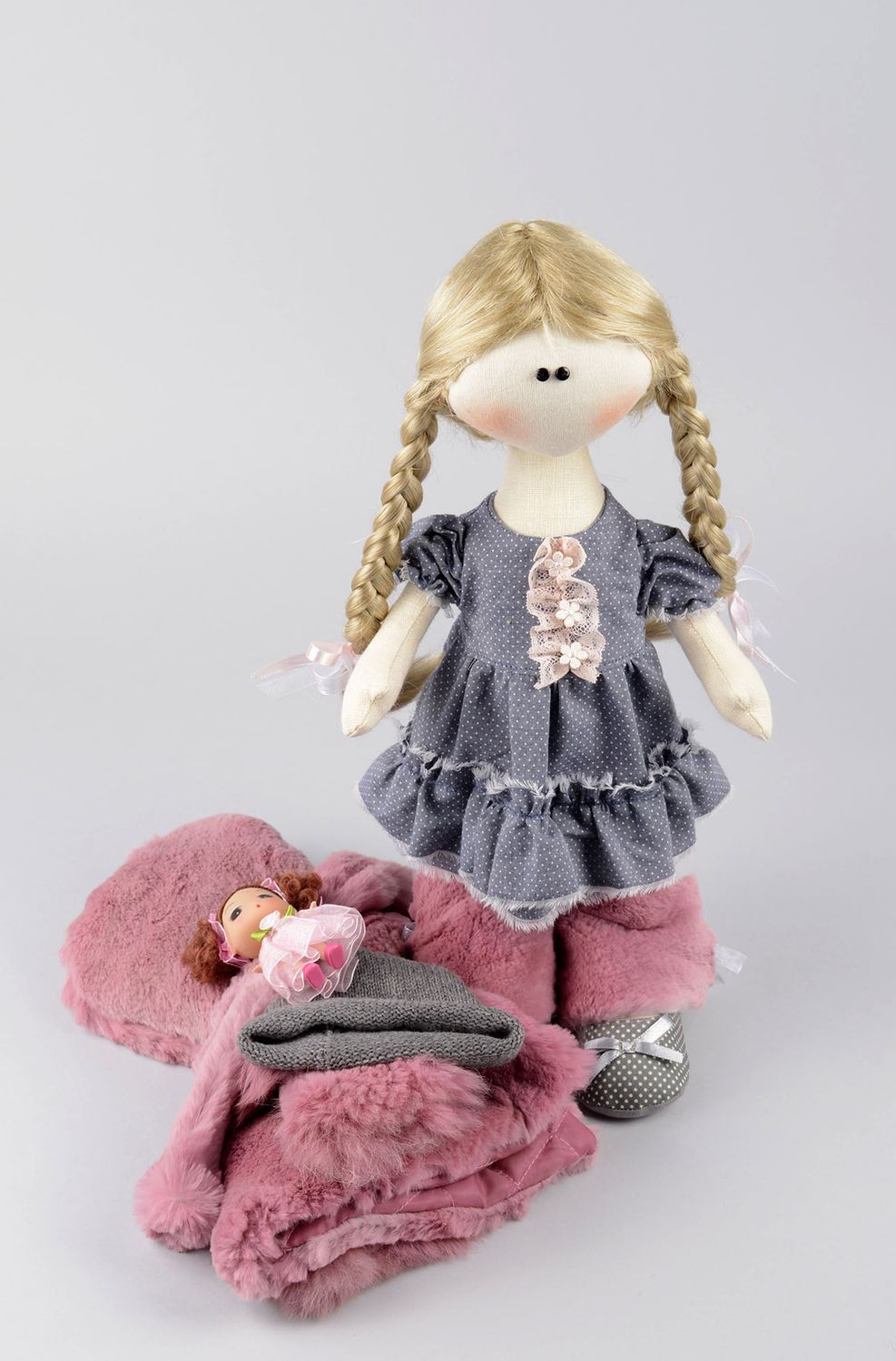 Poupée originale en tenue rose Jouet fait main textile Cadeau pour enfant photo 3