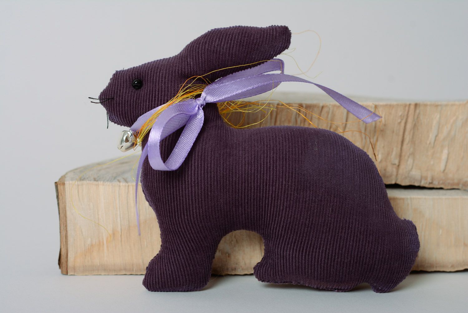 Мягкая игрушка ручной работы заяц из вельветовой ткани фиолетовый с бантиком фото 4