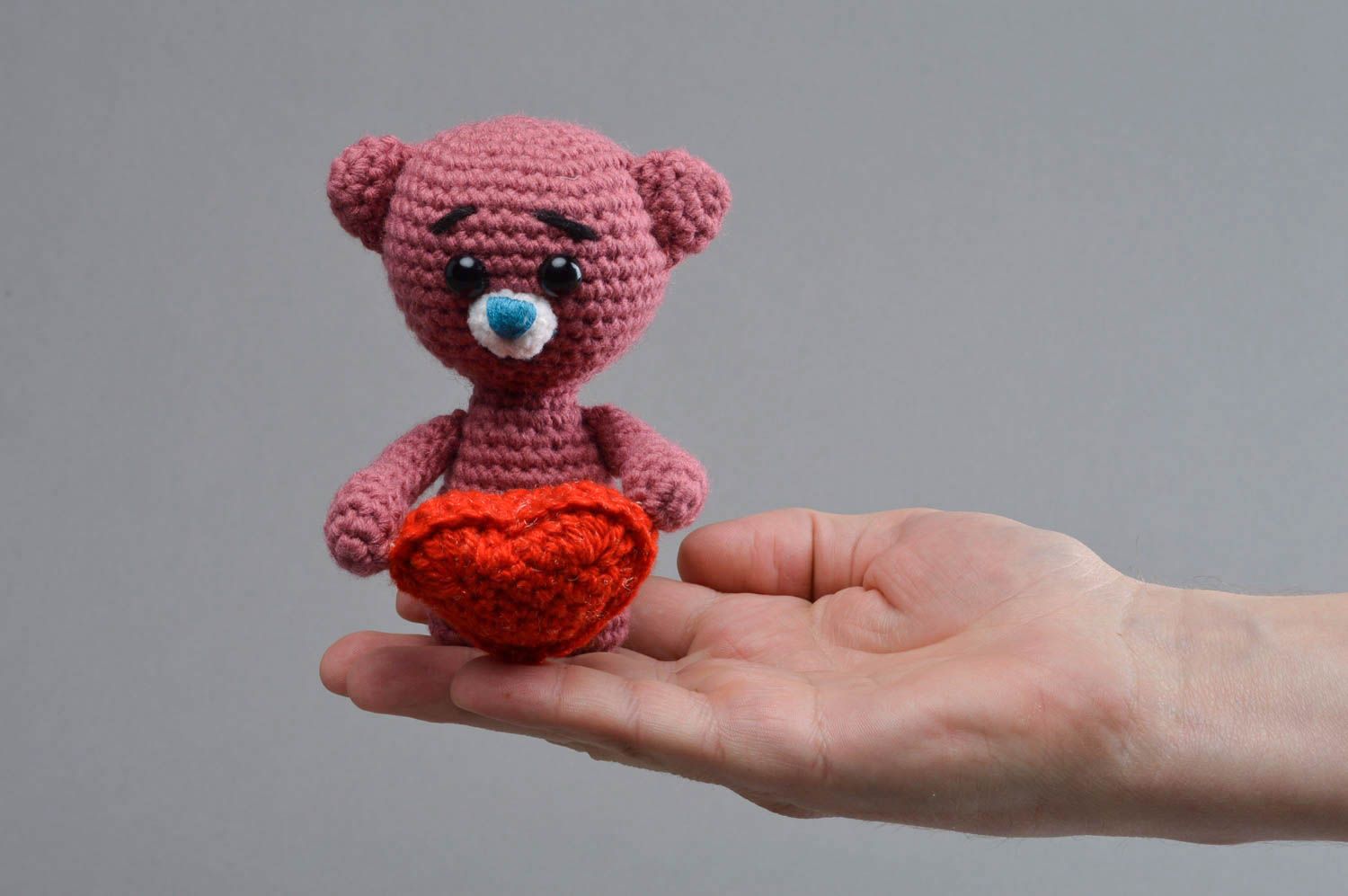 Petit jouet ours rose avec coeur rouge tricoté en acrylique au crochet fait main photo 4