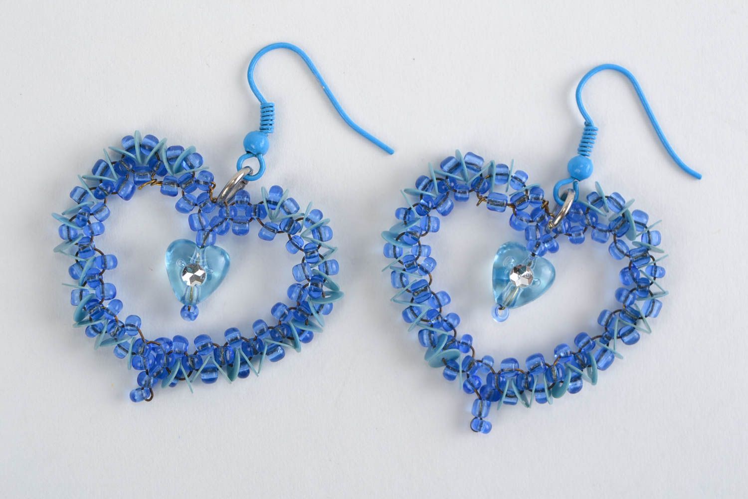 Boucles d'oreilles faites main originales en perles de rocaille coeurs bleus photo 1