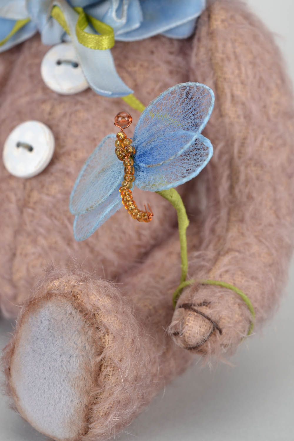 Brinquedo macio feito à mão de tecido para decoração do interior de materiais naturais Ursinho com libélula  foto 4